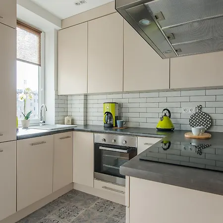 Chmielna Street - Station Varsovia