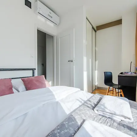 Chmielna Street - Station * Varsovia