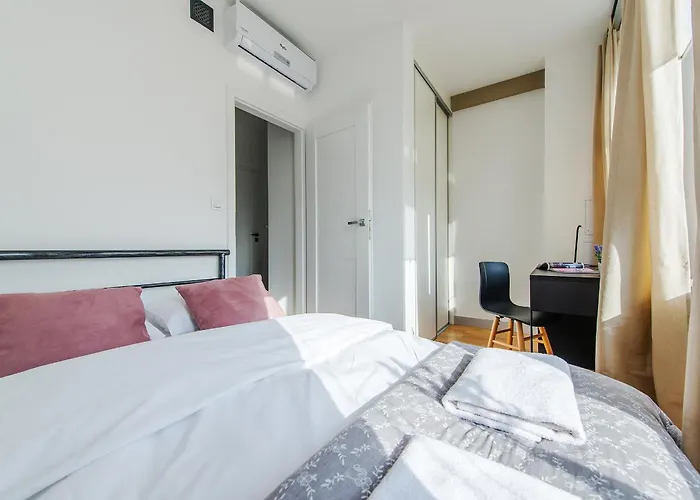 Chmielna Street - Station * وارسو