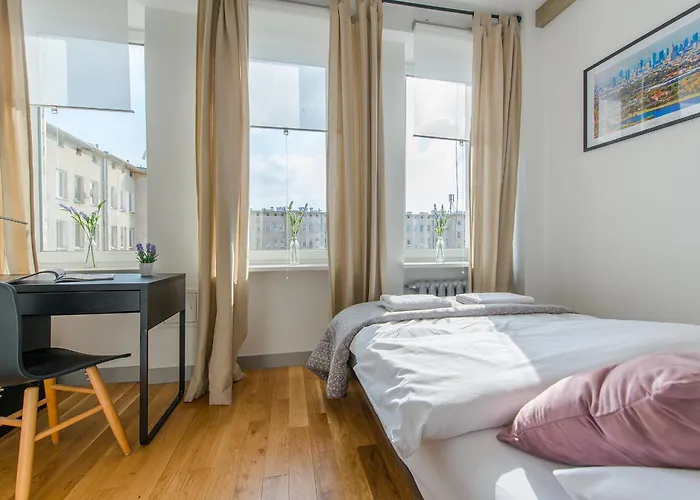 Chmielna Street - Station Varsó